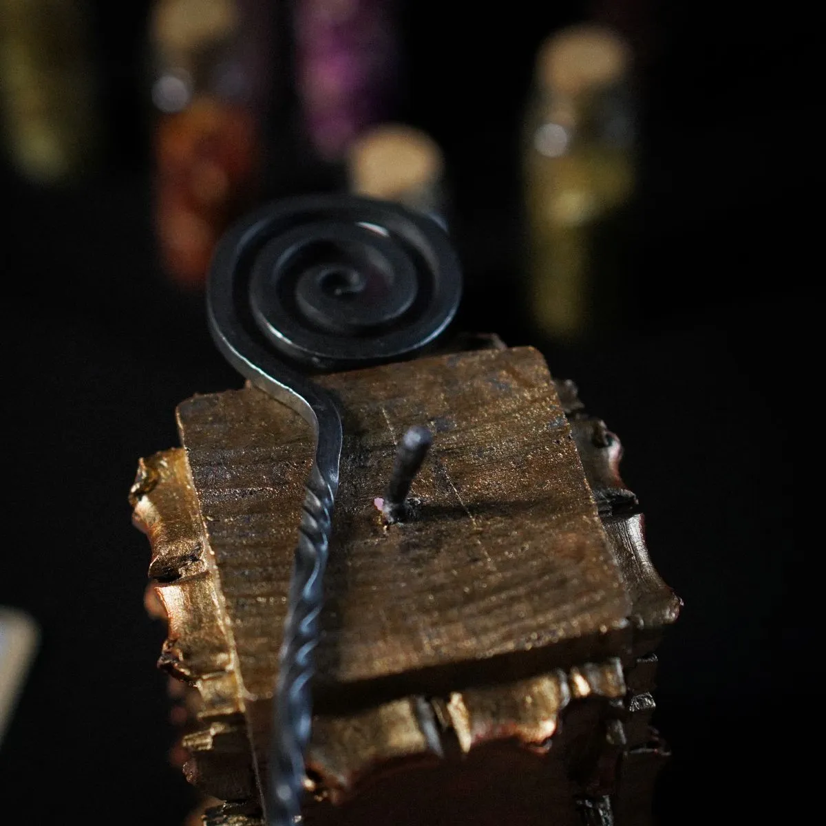 Свеча "Свиток Желаний" с кованым шилом