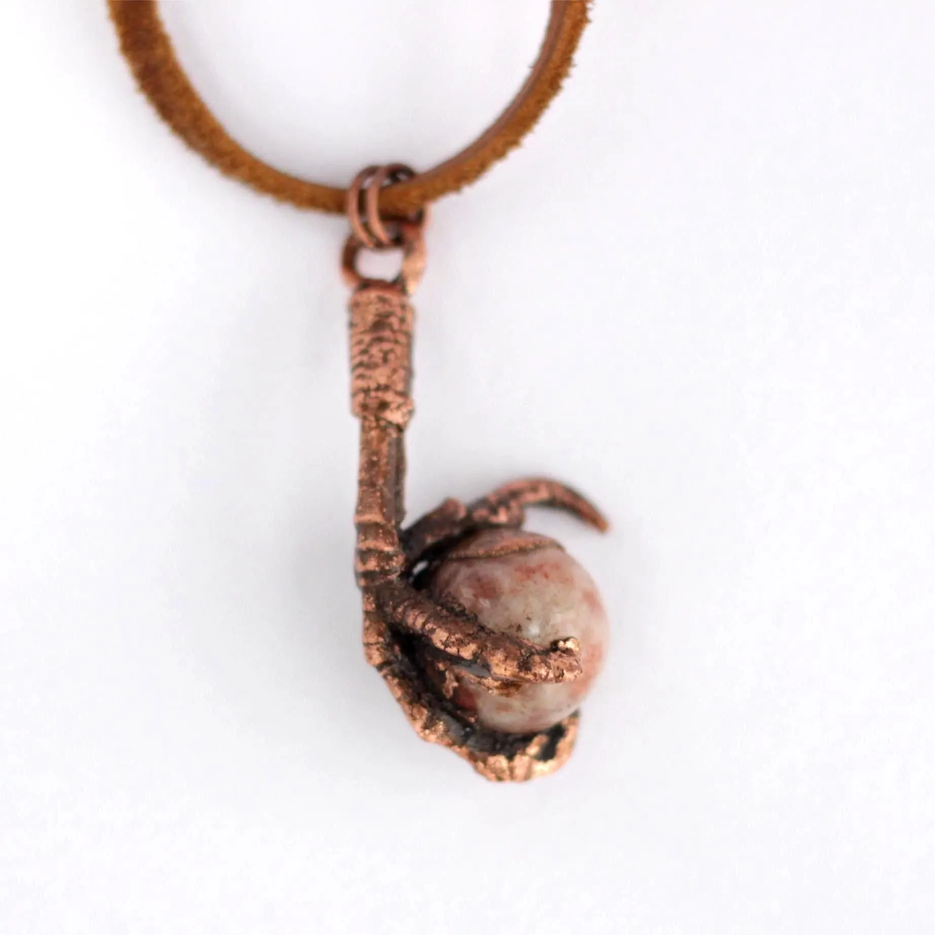 Подвеска "Птичья лапка" с камнем и кожаным шнурком, в ассортименте