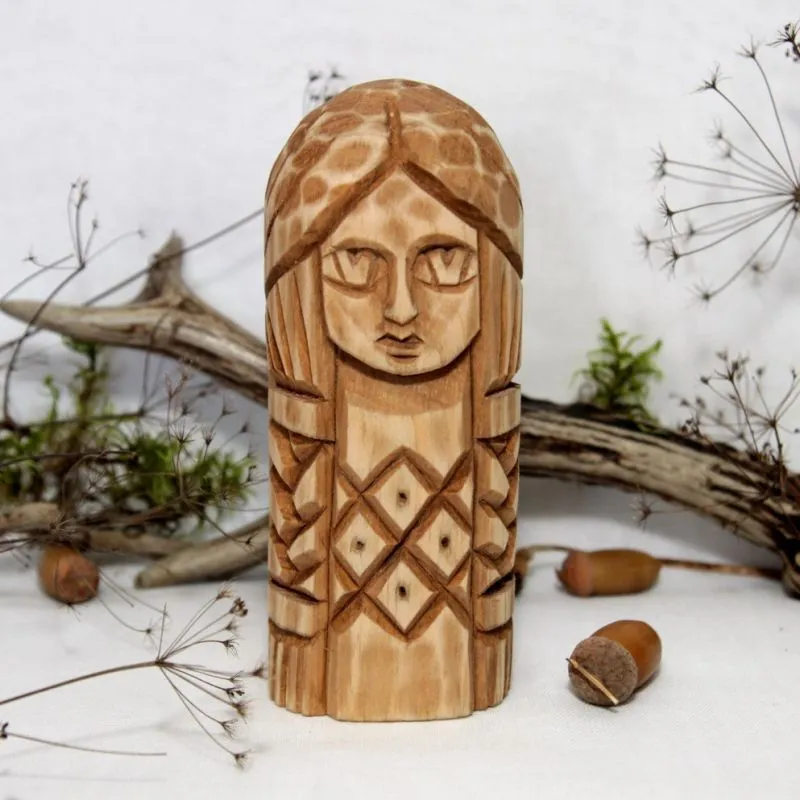 Славянский кумир "Лада"