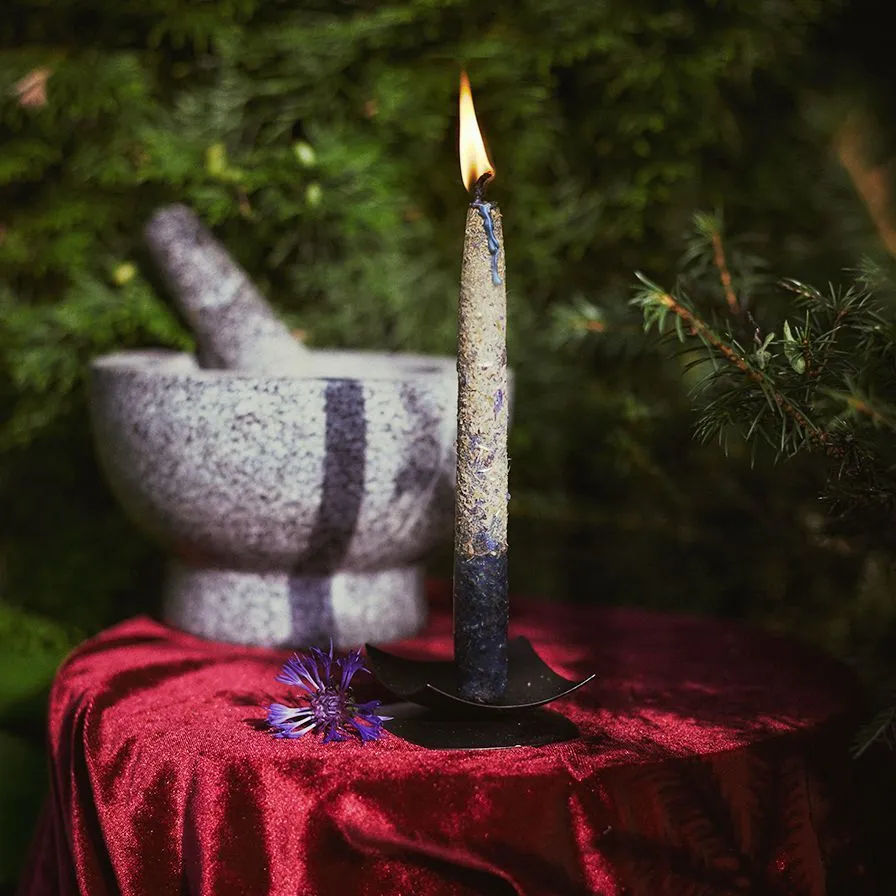 Свеча восковая синяя с травами "Интуит"