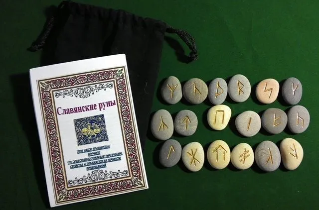 Славянские руны из морской гальки