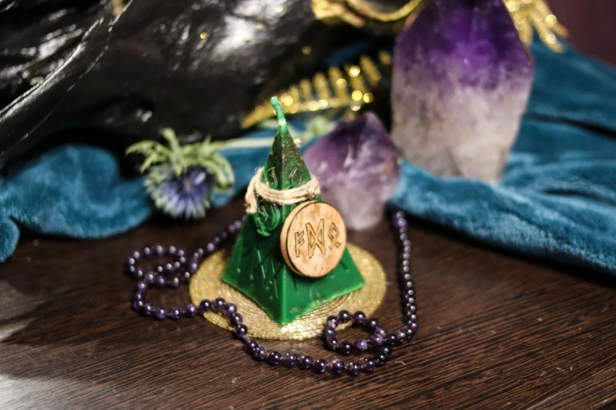 Свеча "Финансовый поток" с амулетом