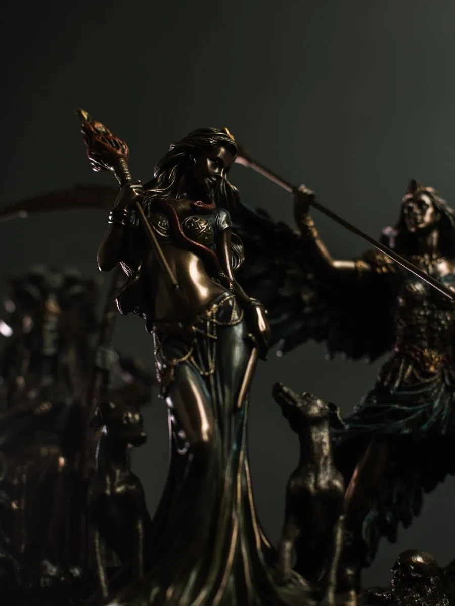 Алтарная статуэтка "Геката, богиня луны и колдовства"