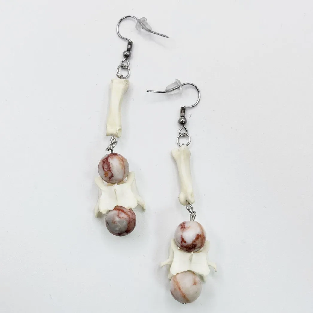 Серьги "Равновесие" с позвонками куницы, фалангами лап лис и розовой яшмой