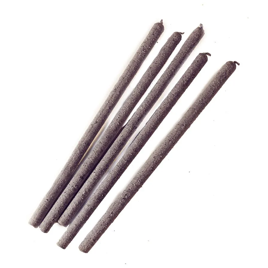 Свеча восковая черная четырехчасовая с четверговой солью