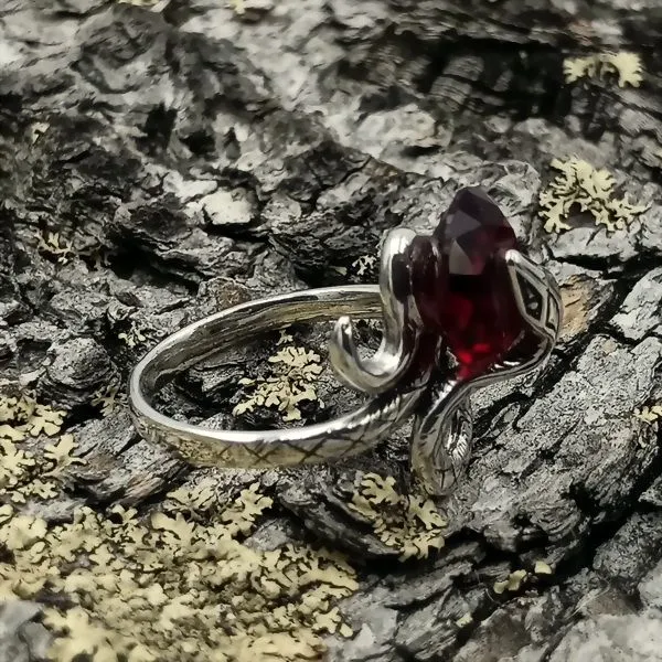 Кольцо "Змеиная кровь" с серебрением