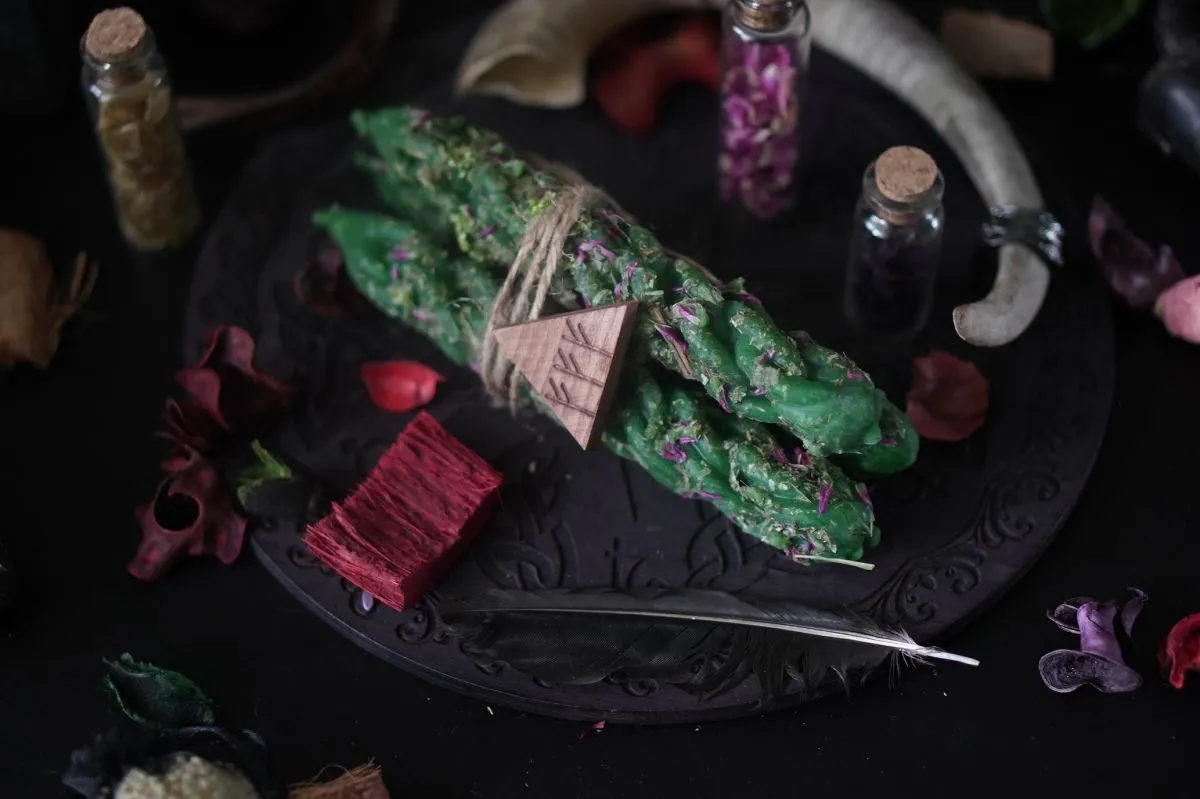 Восковая свеча "Тройной магнит" с амулетом