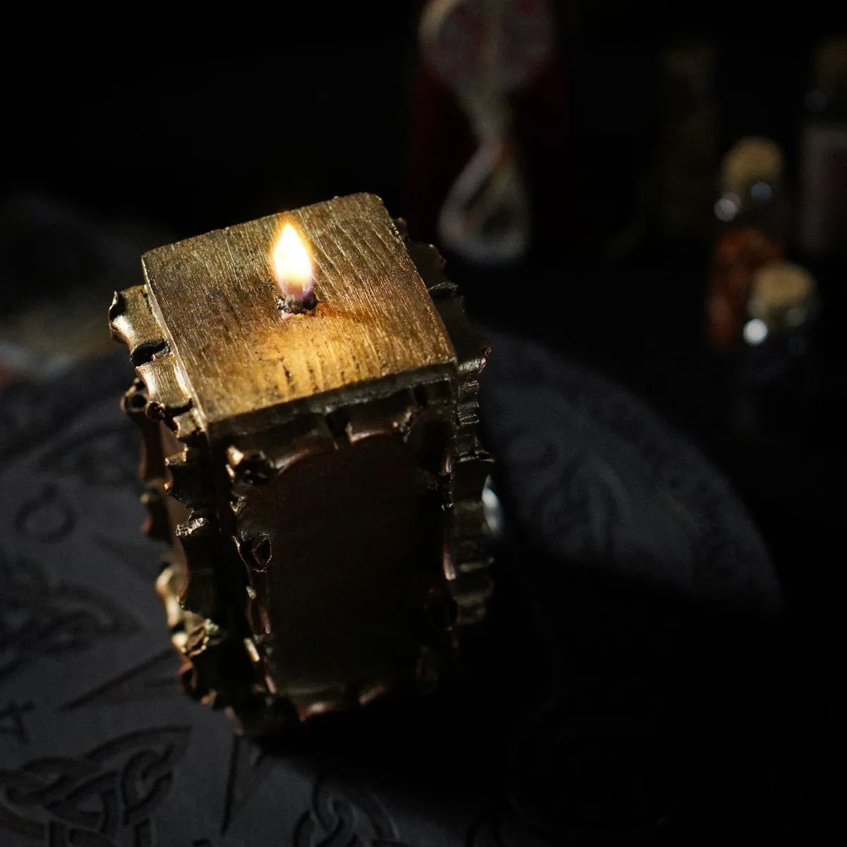 Свеча "Свиток Желаний" с кованым шилом