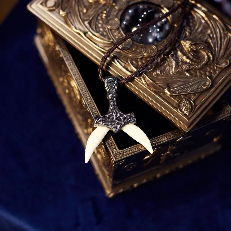 Амулет "Сила, рождённая упорством" с молотом Тора и клыками барсука