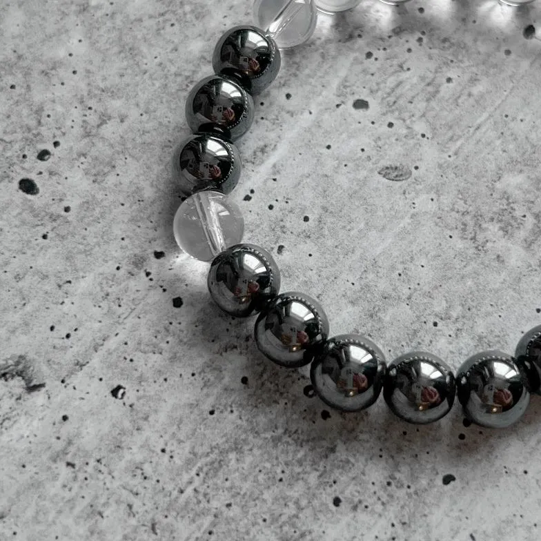 Браслет из гематита и горного хрусталя с трикселем