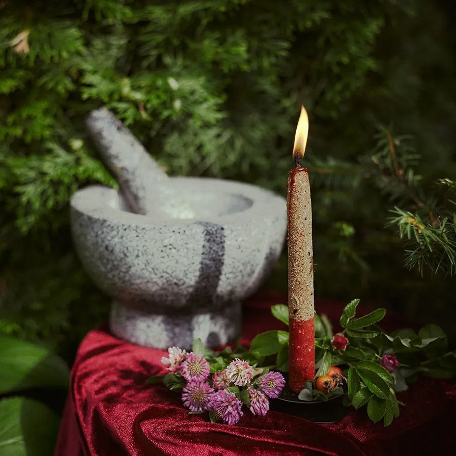 Свеча восковая красная с травами "Любовники"