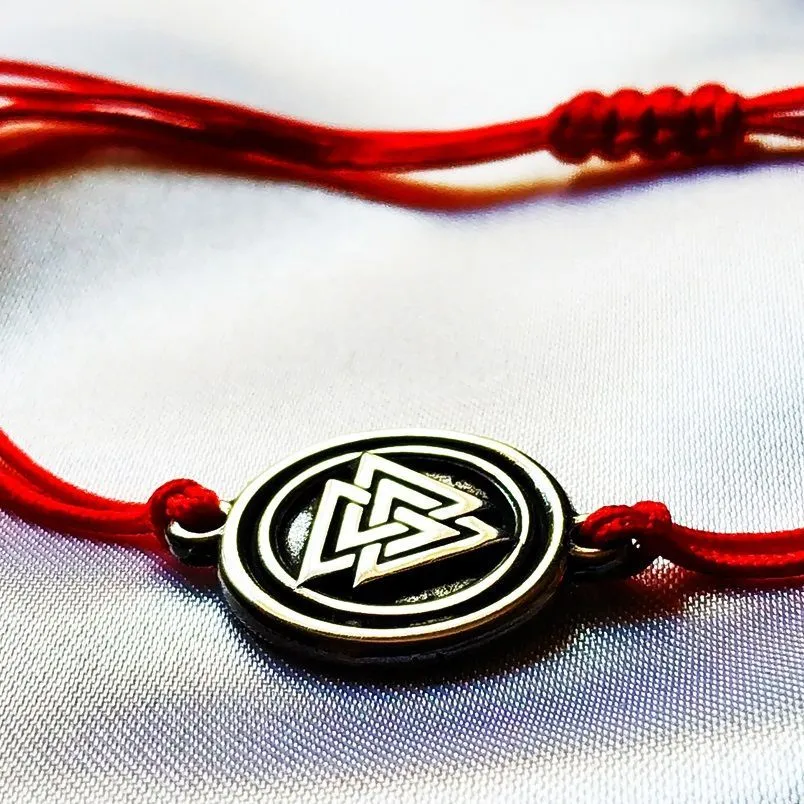 Браслет с красной нитью "Валькнут"