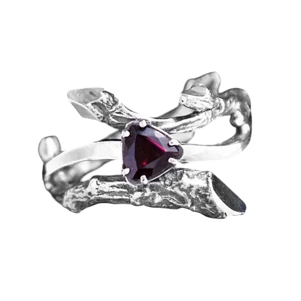 Серебряное кольцо "Веточка" с гранатом