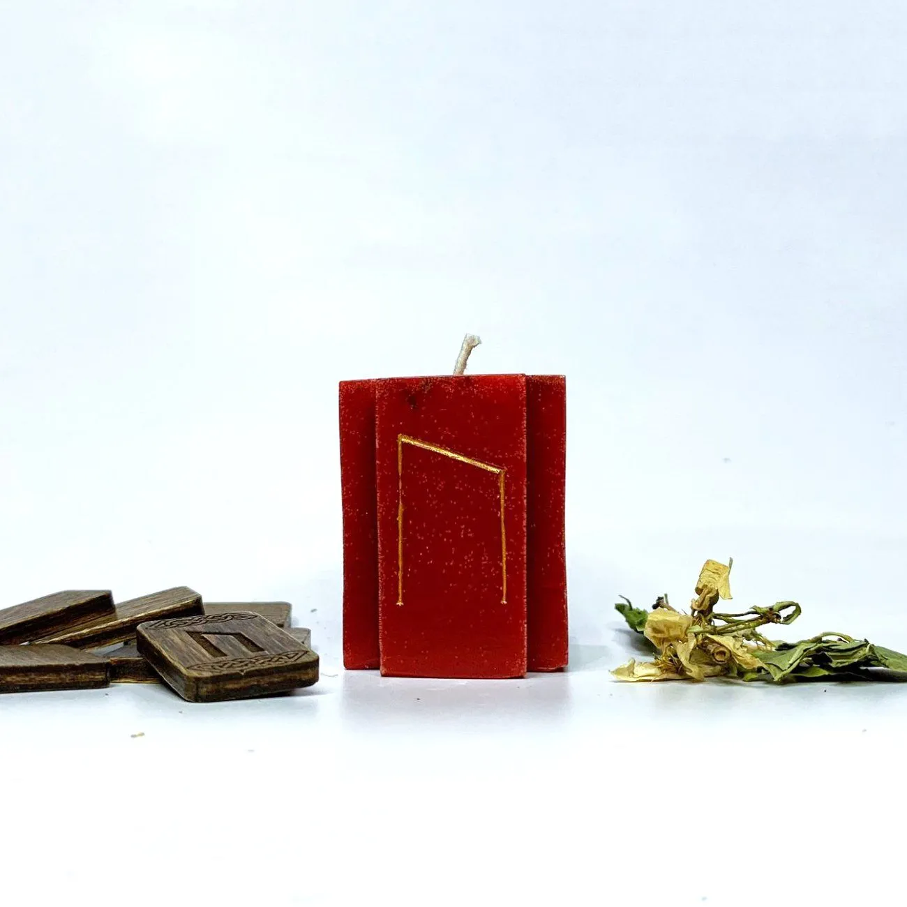 Свеча-крест руническая свеча с травами "Уруз"