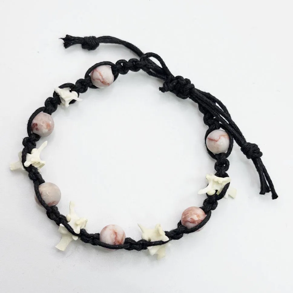 Браслет "Мудрое решение" с позвонками змей и розовой яшмой