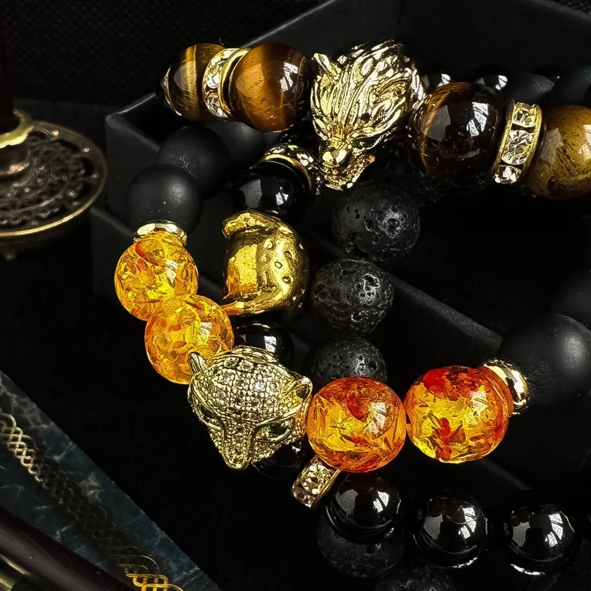 Браслет с шармом "Могущество волков" из черного агата и тигрового глаза