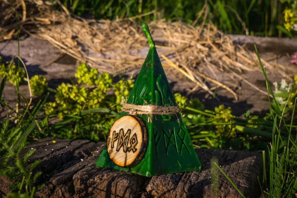 Свеча "Финансовый поток" с амулетом