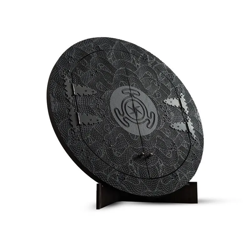 Черное зеркало "Ночь Гекаты" в раме с защитными створками