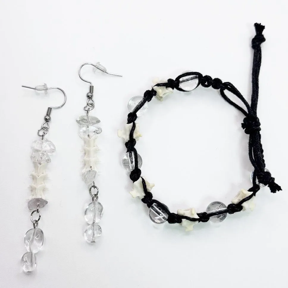 Браслет "Ясность" со змеиными позвонками и горным хрусталем