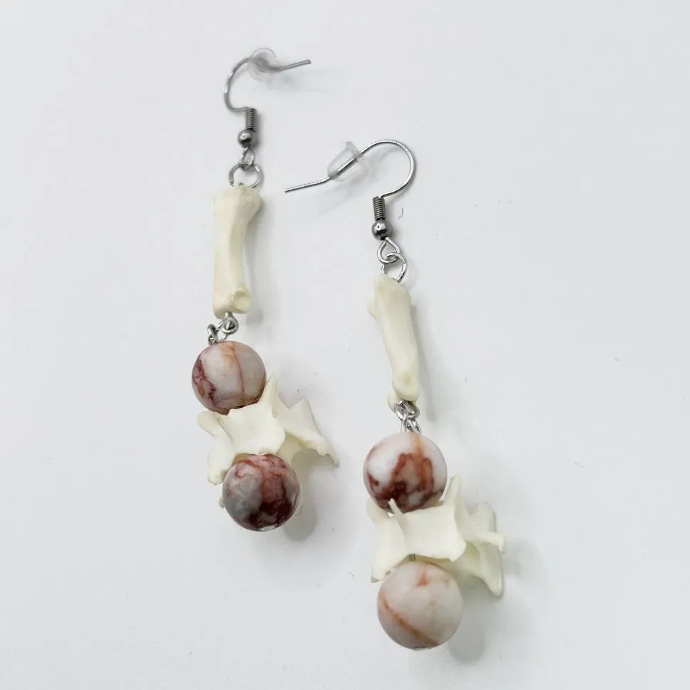 Серьги "Равновесие" с позвонками куницы, фалангами лап лис и розовой яшмой