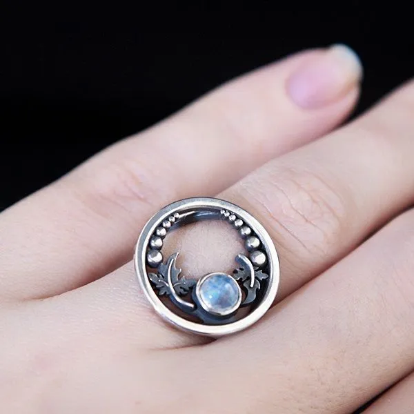 Серебряное кольцо "Круги на воде" с лунным камнем