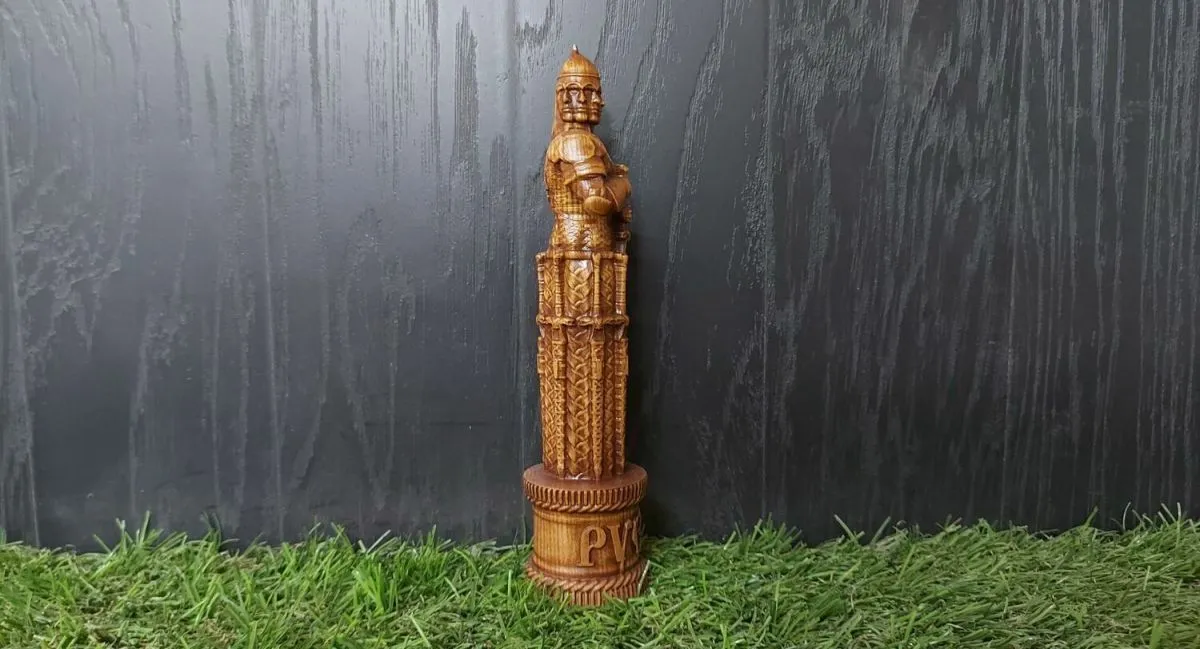 Алтарная статуэтка "Руевит" из дерева