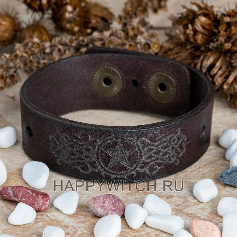 Браслет кожаный с рунической формулой "Защита в дороге"