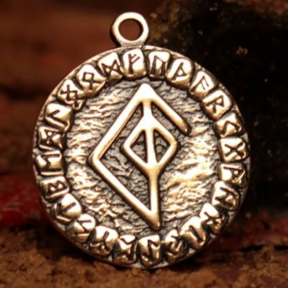 Бронзовый амулет "Рунический став на любовь женщины"