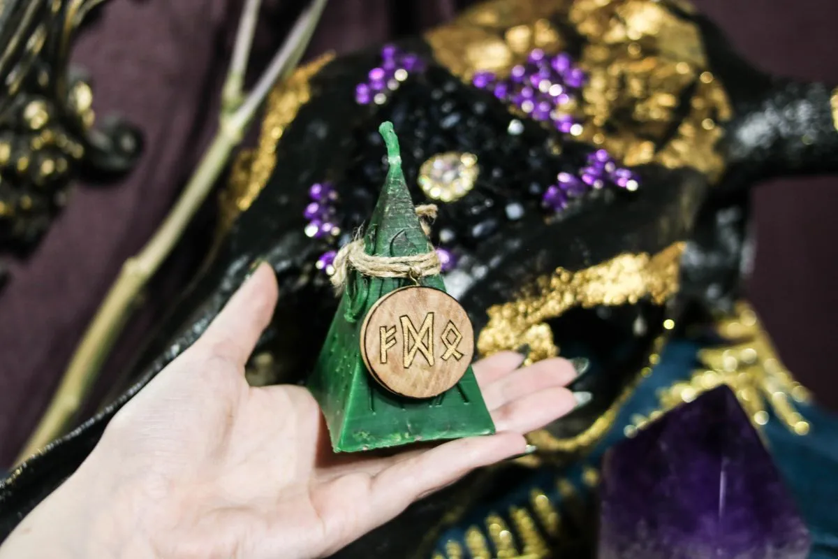 Свеча "Финансовый поток" с амулетом