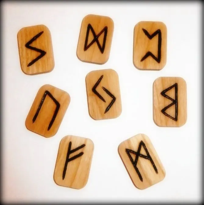 Набор рун из дерева