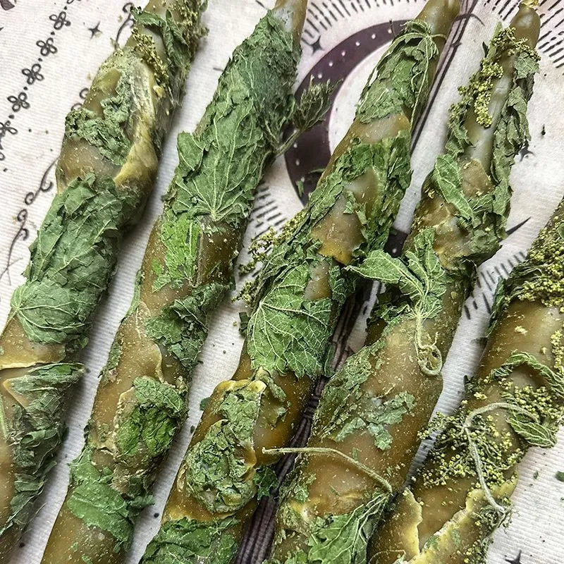 Катаная живая свеча "Обережная" с крапивой