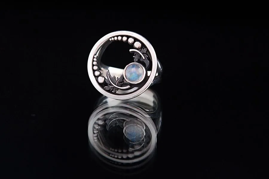 Серебряное кольцо "Круги на воде" с лунным камнем