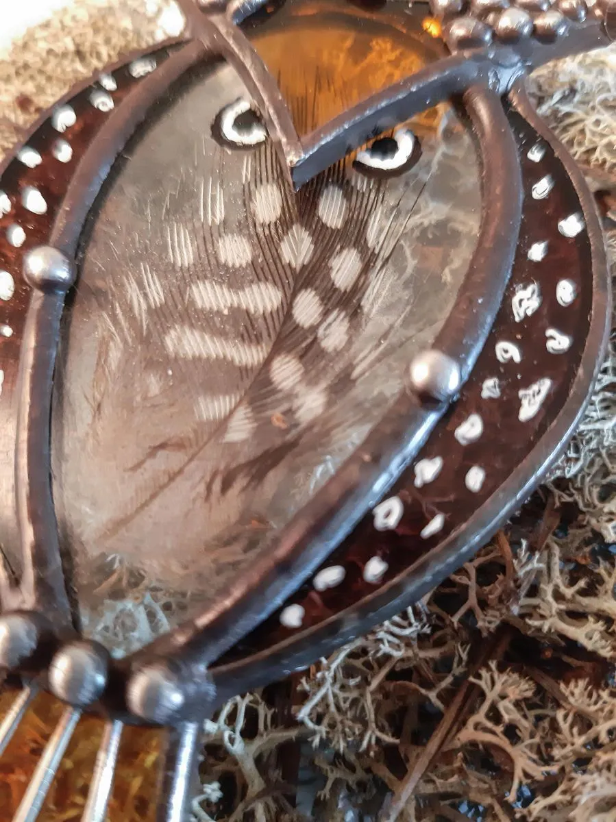 Подвеска "Охота на солнце" из витражного стекла и пера совы