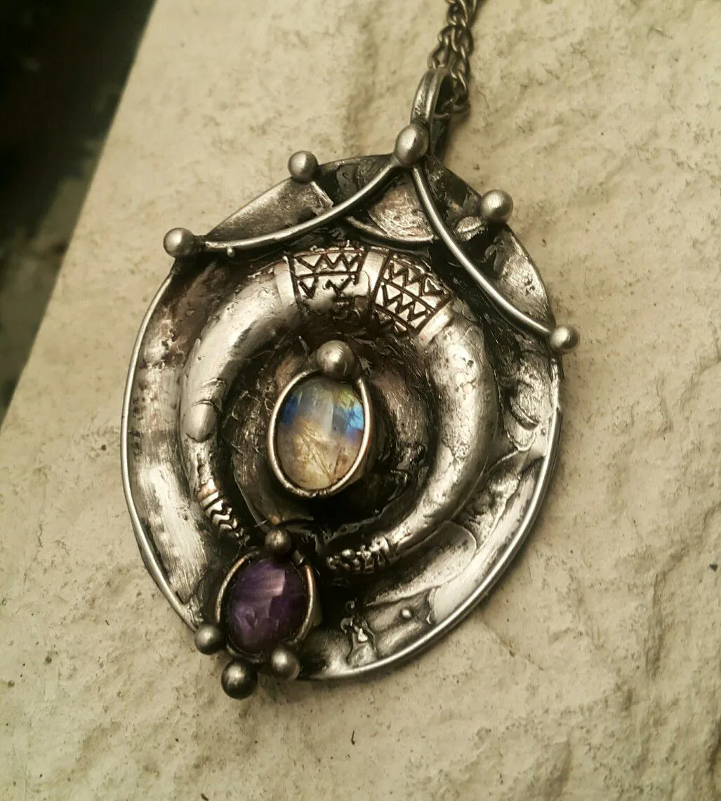 Подвеска "Новое имя магии" с чароитом и лунным камнем