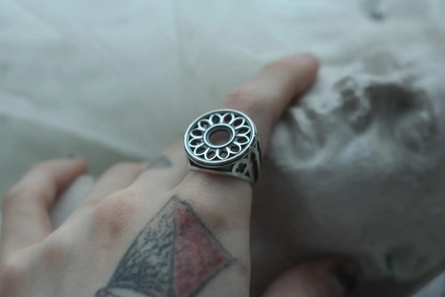 Посеребренное кольцо-печатка "Готическая роза"