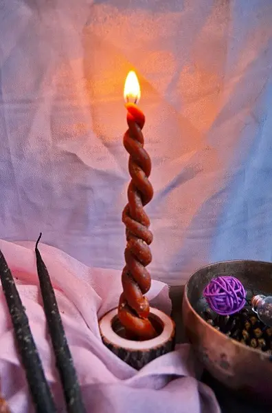 Ритуал на скрученные красные свечи