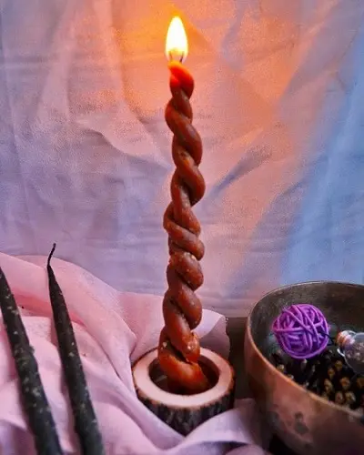 Заговор-гадание на две свечи