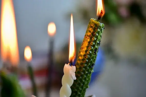 Почему для приворотов нужны скрученные свечи