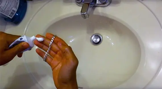 Чем можно почистить серебряную цепочку_зубная паста