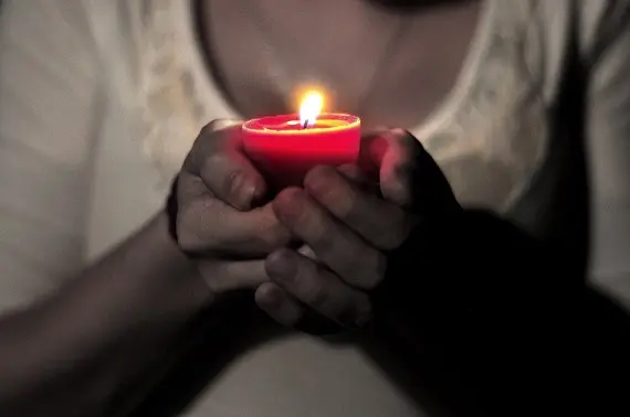 Простой ритуал с красной свечой на любовь