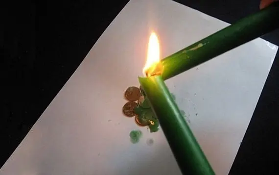 Изготовление денежного талисмана из зеленой свечи