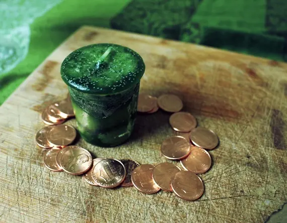 Как избавиться от долгов с помощью ритуала с зеленой свечой в полнолуние