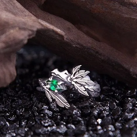 Серебряное кольцо "Пернатый змей" с зеленым фианитом