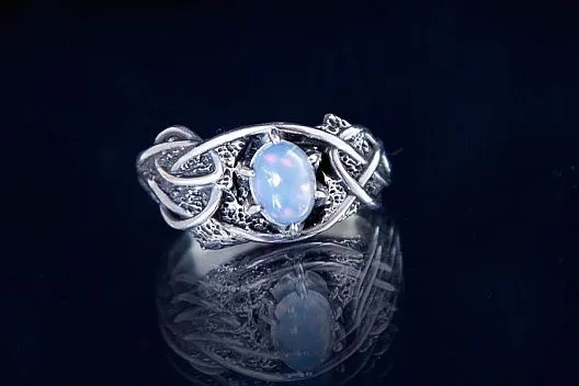 Серебряное кольцо "Другая сторона" со светлым опалом