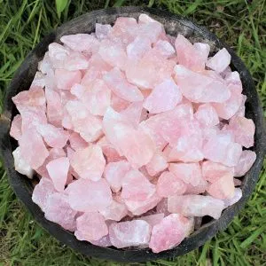 Розовый кварц необработанный, колотый 1-3 см (ок. 20 г), 1 шт.