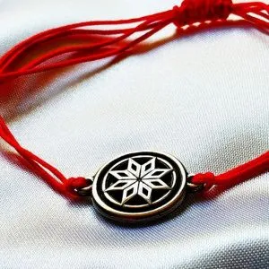 Браслет с красной нитью