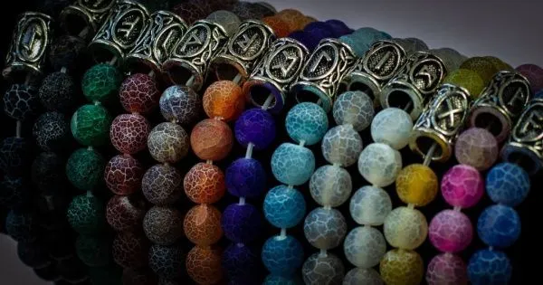 Лето в каждой бусине: Новые серии браслетов-талисманов из магических камней