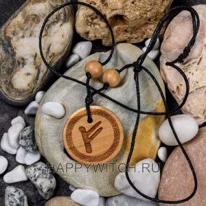 Амулет из можжевельника с руной Феху