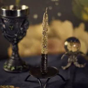 Свеча восковая черная с травами 