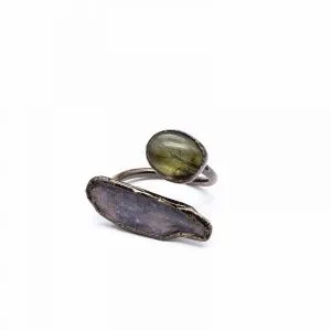 Кольцо из меди с лабрадоритом и киантитом